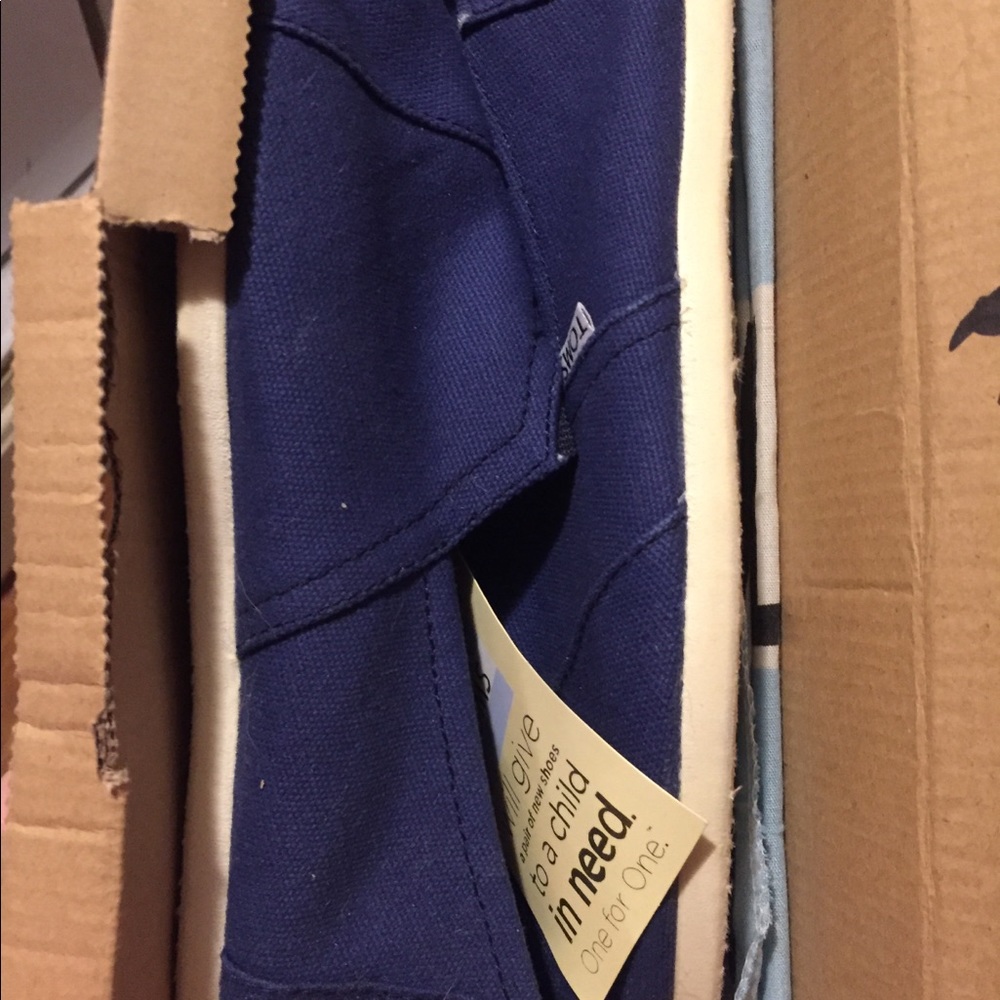 New with tags blue Toms